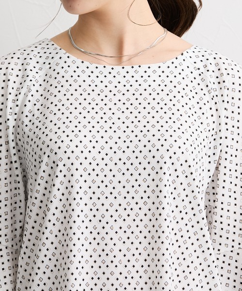 slattgir(スラットジール)の「高身長 ダイヤ柄プリント袖フレアカットソートップス(接触冷感・UVカット)(Tシャツ/カットソー・レディース・ブラック/ホワイト・T5L/T3L/TL/TM/TLL/T4L)」の13枚目の写真