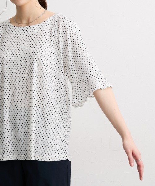 slattgir(スラットジール)の「高身長 ダイヤ柄プリント袖フレアカットソートップス(接触冷感・UVカット)(Tシャツ/カットソー・レディース・ブラック/ホワイト・T5L/T3L/TL/TM/TLL/T4L)」の14枚目の写真