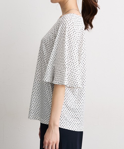 slattgir(スラットジール)の「高身長 ダイヤ柄プリント袖フレアカットソートップス(接触冷感・UVカット)(Tシャツ/カットソー・レディース・ブラック/ホワイト・T5L/T3L/TL/TM/TLL/T4L)」の7枚目の写真