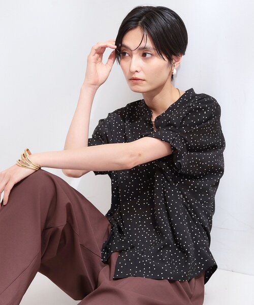 OPAQUE.CLIP(オペークドットクリップ)の「【イージーアイロン】タックスリーブ プリントブラウス《洗濯機OK》(シャツ/ブラウス・レディース・ブラック系/ベージュ系その他3/ブラウン系その他2/ホワイト系1・38/40/42)」の2枚目の写真