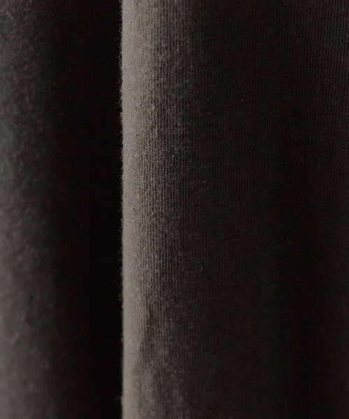 Russell Athletic(ラッセルアスレティック)の「RUSSELL ATHLETIC / ラッセルアスレティック Tri-Blend Jersey Solid T トリブレンド ジャージー ソリッド Tシャツ 半袖 胸元ロゴ ワンポイント 秋 秋服 2026年秋冬(Tシャツ/カットソー・メンズ・チャコールグレー/サックスブルー/ナチュラル・M/L/XL)」の4枚目の写真