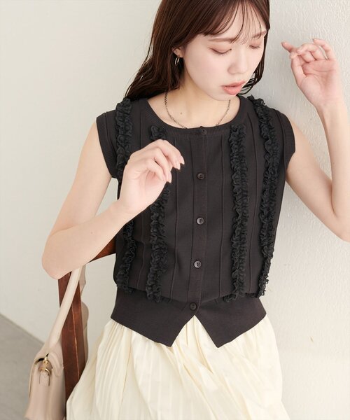 natural couture（ナチュラルクチュール）の「レースデザインノースリニットTOPS（ニット/セーター・レディース・オフホワイト/ブラウン/ブラック・FREE）」の3枚目の写真