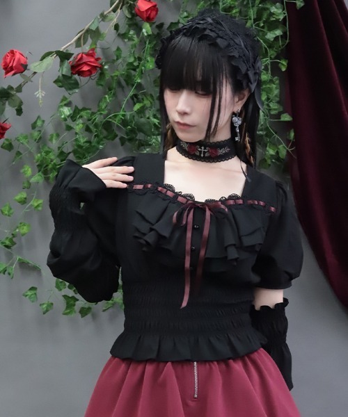 NIBBLE POISON(ニブルポイズン)の「チョーカー付シャーリングブラウス(シャツ/ブラウス・レディース・ワイン/ブラック・MEDIUM)」の1枚目の写真
