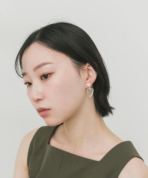 SMELLY(スメリー)の「ダブルハートスウィングイヤリング(イヤリング・レディース・シルバー・-)」の2枚目の写真