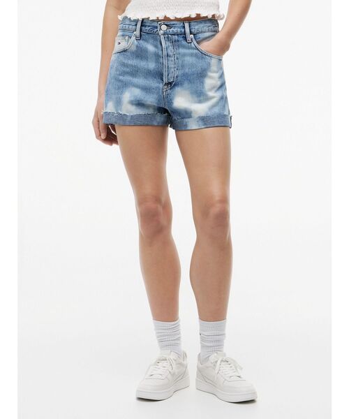 tommy jeans(トミー ジーンズ)の「デニムホットパンツ(デニムパンツ・レディース・インディゴブルー・25inch/26inch)」の2枚目の写真