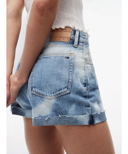 tommy jeans(トミー ジーンズ)の「デニムホットパンツ(デニムパンツ・レディース・インディゴブルー・25inch/26inch)」の4枚目の写真