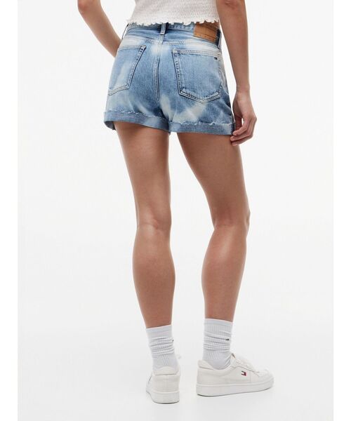 tommy jeans(トミー ジーンズ)の「デニムホットパンツ(デニムパンツ・レディース・インディゴブルー・25inch/26inch)」の5枚目の写真