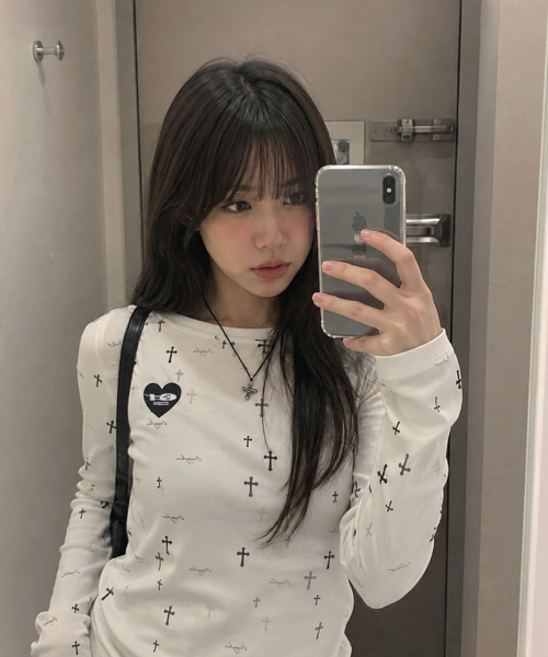 ESCAPEFROM(エスケープフロム)の「スモールハート ESCFロゴコラージュプリントブルクロススリムフィットロングスリーブアイボリー(Tシャツ/カットソー・レディース・その他・MEDIUM)」の5枚目の写真