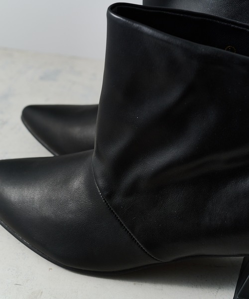 Lui's(ルイス)の「ポインテッドショートブーツ(ブーツ・レディース・ベージュ/ブラック・M/L)」の7枚目の写真