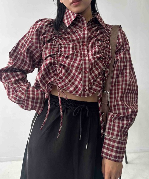 AS KNOW AS plus(アズノゥアズプラス)の「☆クロップド丈 シャーリングリボン結び チェック柄シャツ(シャツ/ブラウス・レディース・ブラウン系/ブラック系/レッド系・FREE)」の1枚目の写真