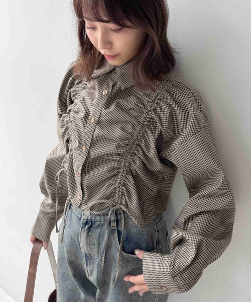 AS KNOW AS plus(アズノゥアズプラス)の「☆クロップド丈 シャーリングリボン結び チェック柄シャツ(シャツ/ブラウス・レディース・ブラウン系/ブラック系/レッド系・FREE)」の4枚目の写真