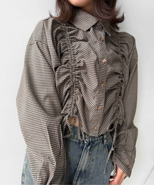 AS KNOW AS plus(アズノゥアズプラス)の「☆クロップド丈 シャーリングリボン結び チェック柄シャツ(シャツ/ブラウス・レディース・ブラウン系/ブラック系/レッド系・FREE)」の5枚目の写真