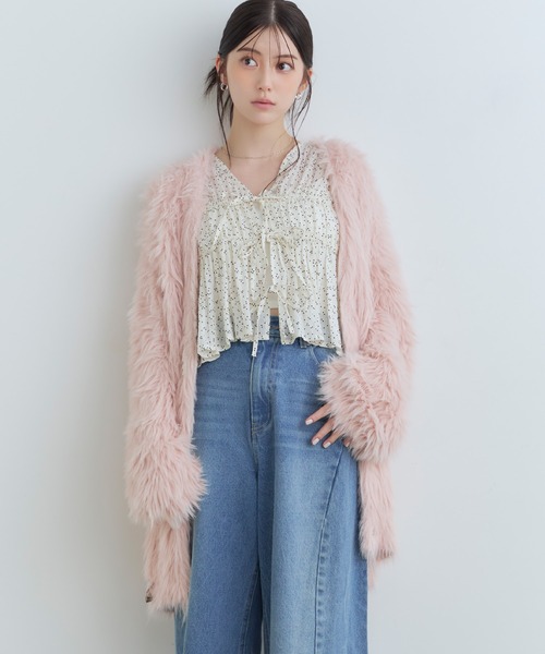 Tiny EDEN(タイニーエデン)の「【中野恵那 着用】ビジュ―ボタン付きシャギーニットカーディガン(カーディガン/ボレロ・レディース・ブルー/ピンク・FREE)」の2枚目の写真