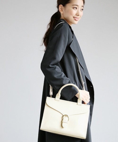 LEPSIM(レプシィム)の「カブゼバックルミニトートバッグ 745133(トートバッグ・レディース・アイボリー/ブラック/ベージュ/イエロー・ONE SIZE)」の2枚目の写真