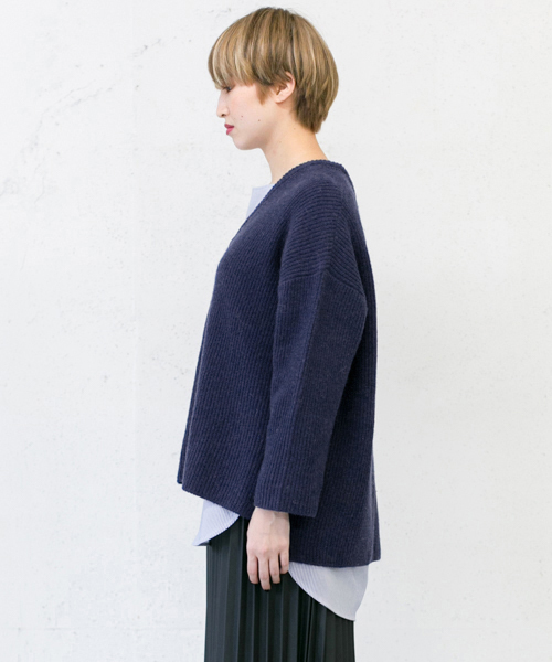 KBF（ケイビーエフ）の「KBF Vネックワイドプルオーバー（ニット/セーター・レディース・ネイビー/グレー/オフホワイト・ONE）」の12枚目の写真