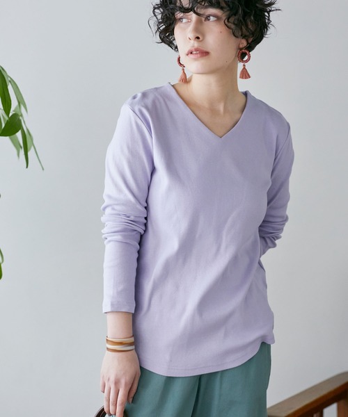 Chaco closet（チャコ クローゼット）の「綿フライスVネックロンT（Tシャツ/カットソー・レディース・カーキ/ネイビー/杢グレー/オートミール/ブラック/オフホワイト/ダークベージュ/テラコッタ/モカ/ホワイト系その他/ラベンダー/グレイッシュベージュ/グリーン系その他/パープル系その他/スモークピンク/ブルーグレー/オレンジ/マスタード/ダークパープル/ダークブラウン・S/M/L）」の16枚目の写真