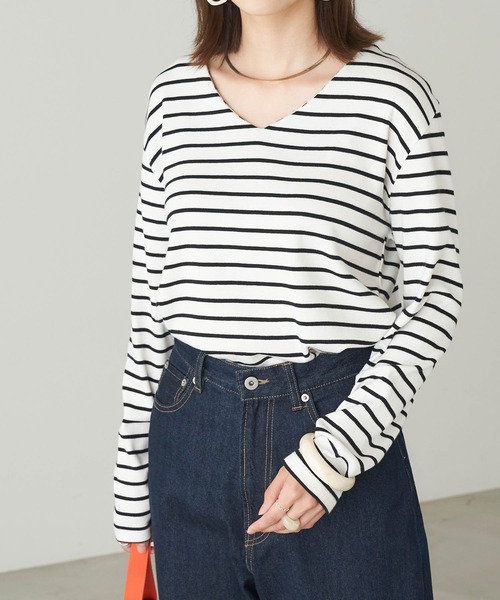 Chaco closet（チャコ クローゼット）の「綿フライスVネックロンT（Tシャツ/カットソー・レディース・カーキ/ネイビー/杢グレー/オートミール/ブラック/オフホワイト/ダークベージュ/テラコッタ/モカ/ホワイト系その他/ラベンダー/グレイッシュベージュ/グリーン系その他/パープル系その他/スモークピンク/ブルーグレー/オレンジ/マスタード/ダークパープル/ダークブラウン・S/M/L）」の3枚目の写真