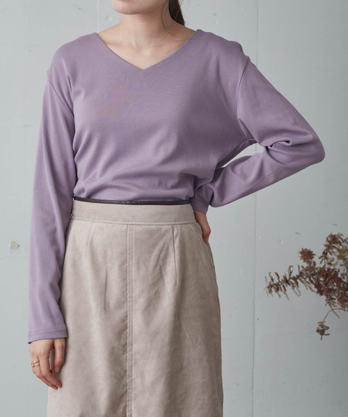 Chaco closet（チャコ クローゼット）の「綿フライスVネックロンT（Tシャツ/カットソー・レディース・カーキ/ネイビー/杢グレー/オートミール/ブラック/オフホワイト/ダークベージュ/テラコッタ/モカ/ホワイト系その他/ラベンダー/グレイッシュベージュ/グリーン系その他/パープル系その他/スモークピンク/ブルーグレー/オレンジ/マスタード/ダークパープル/ダークブラウン・S/M/L）」の17枚目の写真