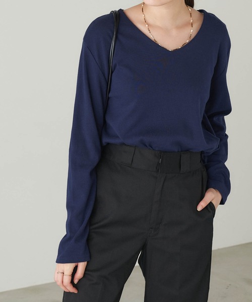Chaco closet（チャコ クローゼット）の「綿フライスVネックロンT（Tシャツ/カットソー・レディース・カーキ/ネイビー/杢グレー/オートミール/ブラック/オフホワイト/ダークベージュ/テラコッタ/モカ/ホワイト系その他/ラベンダー/グレイッシュベージュ/グリーン系その他/パープル系その他/スモークピンク/ブルーグレー/オレンジ/マスタード/ダークパープル/ダークブラウン・S/M/L）」の15枚目の写真