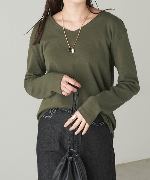 Chaco closet（チャコ クローゼット）の「綿フライスVネックロンT（Tシャツ/カットソー・レディース・カーキ/ネイビー/杢グレー/オートミール/ブラック/オフホワイト/ダークベージュ/テラコッタ/モカ/ホワイト系その他/ラベンダー/グレイッシュベージュ/グリーン系その他/パープル系その他/スモークピンク/ブルーグレー/オレンジ/マスタード/ダークパープル/ダークブラウン・S/M/L）」の13枚目の写真