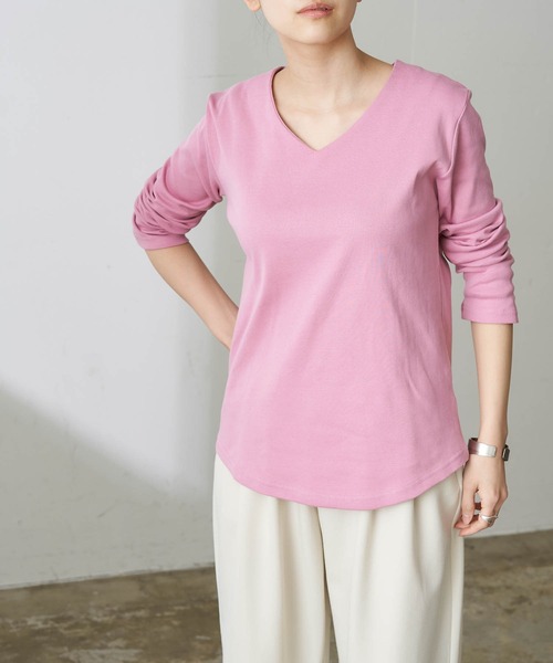 Chaco closet（チャコ クローゼット）の「綿フライスVネックロンT（Tシャツ/カットソー・レディース・カーキ/ネイビー/杢グレー/オートミール/ブラック/オフホワイト/ダークベージュ/テラコッタ/モカ/ホワイト系その他/ラベンダー/グレイッシュベージュ/グリーン系その他/パープル系その他/スモークピンク/ブルーグレー/オレンジ/マスタード/ダークパープル/ダークブラウン・S/M/L）」の19枚目の写真