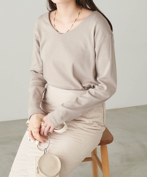 Chaco closet（チャコ クローゼット）の「綿フライスVネックロンT（Tシャツ/カットソー・レディース・カーキ/ネイビー/杢グレー/オートミール/ブラック/オフホワイト/ダークベージュ/テラコッタ/モカ/ホワイト系その他/ラベンダー/グレイッシュベージュ/グリーン系その他/パープル系その他/スモークピンク/ブルーグレー/オレンジ/マスタード/ダークパープル/ダークブラウン・S/M/L）」の11枚目の写真