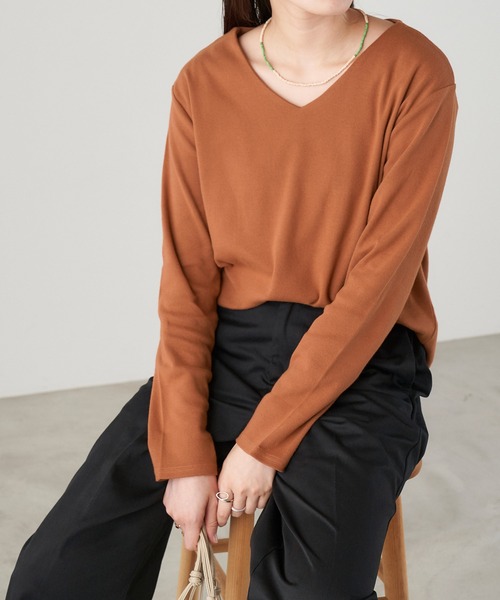 Chaco closet（チャコ クローゼット）の「綿フライスVネックロンT（Tシャツ/カットソー・レディース・カーキ/ネイビー/杢グレー/オートミール/ブラック/オフホワイト/ダークベージュ/テラコッタ/モカ/ホワイト系その他/ラベンダー/グレイッシュベージュ/グリーン系その他/パープル系その他/スモークピンク/ブルーグレー/オレンジ/マスタード/ダークパープル/ダークブラウン・S/M/L）」の20枚目の写真
