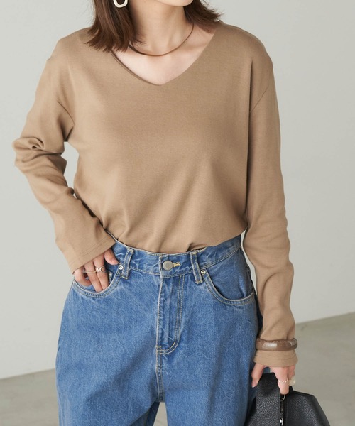 Chaco closet（チャコ クローゼット）の「綿フライスVネックロンT（Tシャツ/カットソー・レディース・カーキ/ネイビー/杢グレー/オートミール/ブラック/オフホワイト/ダークベージュ/テラコッタ/モカ/ホワイト系その他/ラベンダー/グレイッシュベージュ/グリーン系その他/パープル系その他/スモークピンク/ブルーグレー/オレンジ/マスタード/ダークパープル/ダークブラウン・S/M/L）」の12枚目の写真