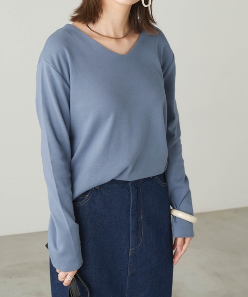 Chaco closet（チャコ クローゼット）の「綿フライスVネックロンT（Tシャツ/カットソー・レディース・カーキ/ネイビー/杢グレー/オートミール/ブラック/オフホワイト/ダークベージュ/テラコッタ/モカ/ホワイト系その他/ラベンダー/グレイッシュベージュ/グリーン系その他/パープル系その他/スモークピンク/ブルーグレー/オレンジ/マスタード/ダークパープル/ダークブラウン・S/M/L）」の5枚目の写真