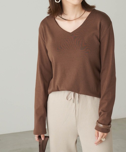 Chaco closet（チャコ クローゼット）の「綿フライスVネックロンT（Tシャツ/カットソー・レディース・カーキ/ネイビー/杢グレー/オートミール/ブラック/オフホワイト/ダークベージュ/テラコッタ/モカ/ホワイト系その他/ラベンダー/グレイッシュベージュ/グリーン系その他/パープル系その他/スモークピンク/ブルーグレー/オレンジ/マスタード/ダークパープル/ダークブラウン・S/M/L）」の8枚目の写真