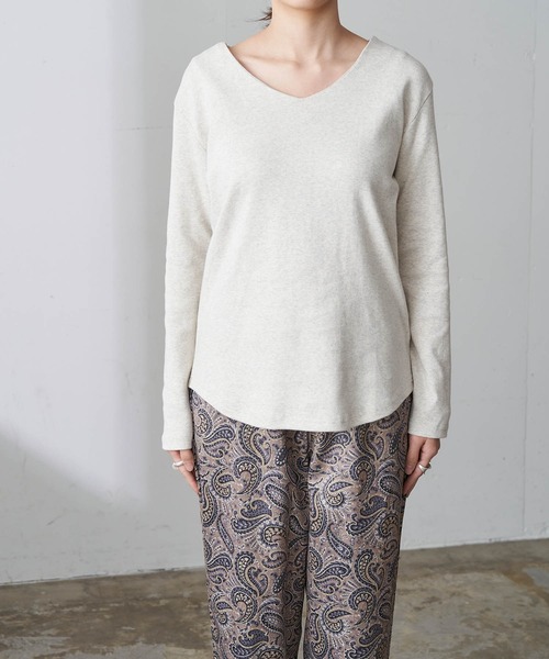 Chaco closet（チャコ クローゼット）の「綿フライスVネックロンT（Tシャツ/カットソー・レディース・カーキ/ネイビー/杢グレー/オートミール/ブラック/オフホワイト/ダークベージュ/テラコッタ/モカ/ホワイト系その他/ラベンダー/グレイッシュベージュ/グリーン系その他/パープル系その他/スモークピンク/ブルーグレー/オレンジ/マスタード/ダークパープル/ダークブラウン・S/M/L）」の21枚目の写真