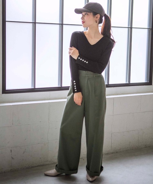 GeeRA(ジーラ)の「ボタンスリーブVネックリブニット(ニット/セーター・レディース・ブラック/ベージュ/スモークピンク・MEDIUM/LARGE/X-LARGE)」の4枚目の写真
