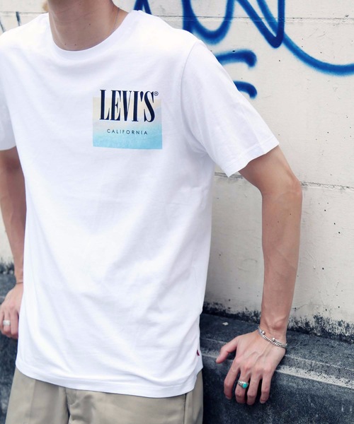 Levi's(リーバイス)の「【LEVI'S/リーバイス】ブランドロゴ バックプリント ユニセックスデザイン 半袖プリントTシャツ カットソー(Tシャツ/カットソー・メンズ・その他1/その他2/ホワイト系その他/ホワイト・SMALL/MEDIUM/LARGE)」の2枚目の写真