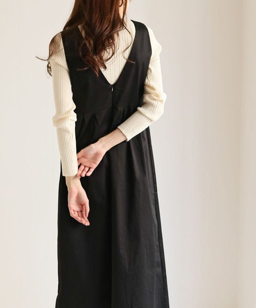 HER CLOSET（ハークローゼット）の「【shemoshelly】チノ深Vネックジャンパースカート（ジャンパースカート・レディース・ブラック/ベージュ/ライトグレー/アイボリー・M）」の11枚目の写真