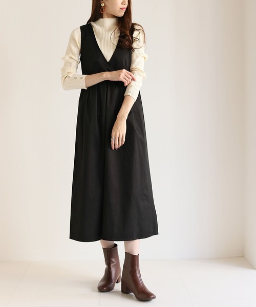 HER CLOSET（ハークローゼット）の「【shemoshelly】チノ深Vネックジャンパースカート（ジャンパースカート・レディース・ブラック/ベージュ/ライトグレー/アイボリー・M）」の6枚目の写真