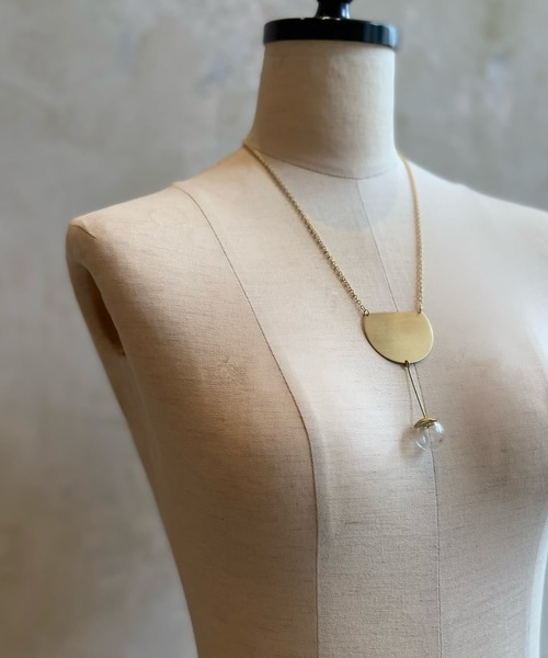 BEARDSLEY（ビアズリー）の「真鍮と強化ガラスのパーツを組み合わせたハンドメイドネックレス 短めチェーンでハイネックに良く合う《ROSAMENDEZ》ネックレス（ネックレス・レディース・ブロンズ・FREE）」の4枚目の写真