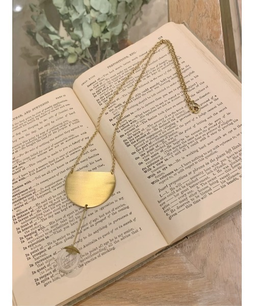 BEARDSLEY（ビアズリー）の「真鍮と強化ガラスのパーツを組み合わせたハンドメイドネックレス 短めチェーンでハイネックに良く合う《ROSAMENDEZ》ネックレス（ネックレス・レディース・ブロンズ・FREE）」の10枚目の写真