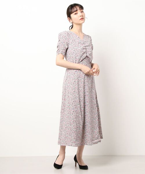 KOBE LETTUCE（コウベレタス）の「Vネックパワーショルダーギャザーロングワンピース（ワンピース・レディース・イエロー系その他/ブルー系その他/ラベンダー・FREE）」の2枚目の写真