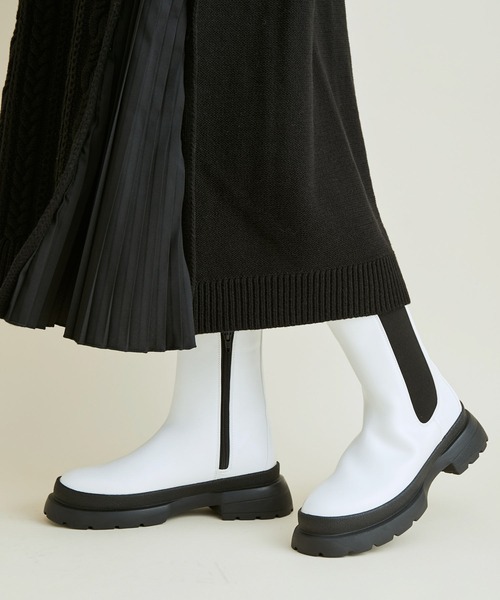 Juze（ジュゼ）の「【新色追加】【軽量】やわらかな履き心地。トラックソールサイドゴアブーツ（ブーツ・レディース・ブラック/カーキ/オフホワイト/ホワイト・S/LL/L/M）」の8枚目の写真