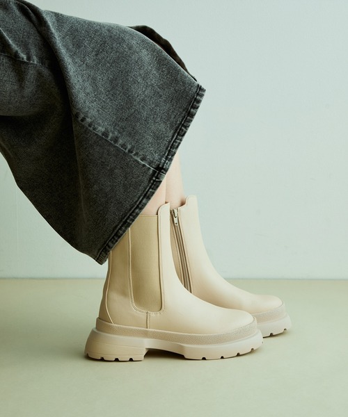 Juze（ジュゼ）の「【新色追加】【軽量】やわらかな履き心地。トラックソールサイドゴアブーツ（ブーツ・レディース・ブラック/カーキ/オフホワイト/ホワイト・S/LL/L/M）」の6枚目の写真