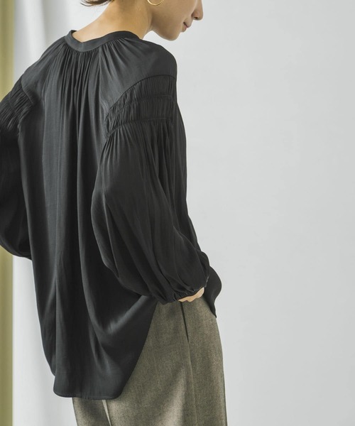 URBAN RESEARCH（アーバンリサーチ）の「プリーツスリーブブラウス（Tシャツ/カットソー・レディース・チャコールグレー/ベージュ/ブルー・FREE）」の2枚目の写真