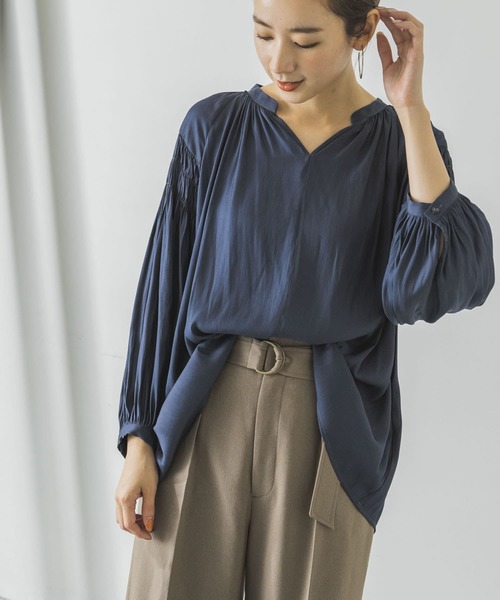 URBAN RESEARCH（アーバンリサーチ）の「プリーツスリーブブラウス（Tシャツ/カットソー・レディース・チャコールグレー/ベージュ/ブルー・FREE）」の4枚目の写真