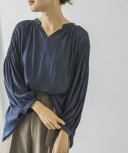 URBAN RESEARCH（アーバンリサーチ）の「プリーツスリーブブラウス（Tシャツ/カットソー・レディース・チャコールグレー/ベージュ/ブルー・FREE）」の21枚目の写真