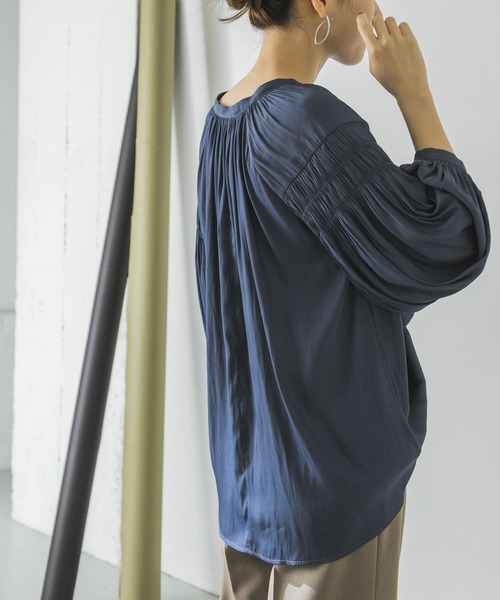 URBAN RESEARCH（アーバンリサーチ）の「プリーツスリーブブラウス（Tシャツ/カットソー・レディース・チャコールグレー/ベージュ/ブルー・FREE）」の17枚目の写真