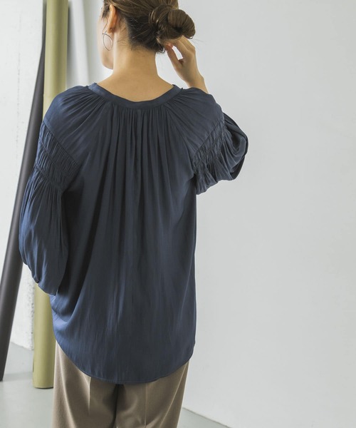 URBAN RESEARCH（アーバンリサーチ）の「プリーツスリーブブラウス（Tシャツ/カットソー・レディース・チャコールグレー/ベージュ/ブルー・FREE）」の14枚目の写真