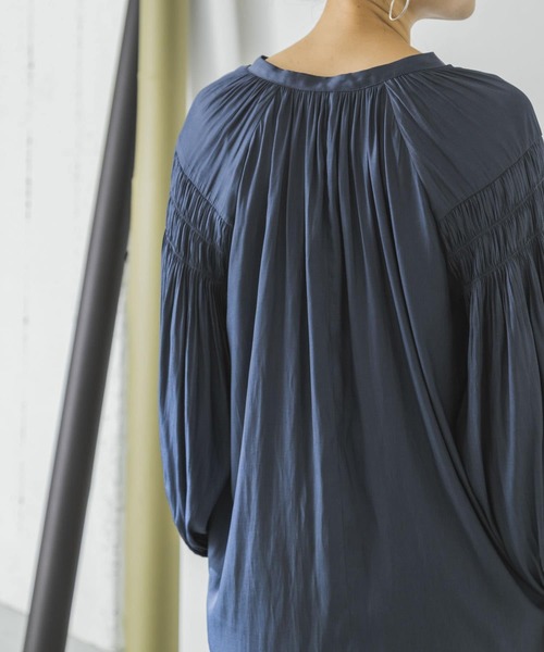 URBAN RESEARCH（アーバンリサーチ）の「プリーツスリーブブラウス（Tシャツ/カットソー・レディース・チャコールグレー/ベージュ/ブルー・FREE）」の8枚目の写真
