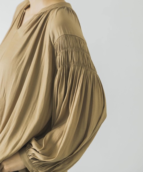 URBAN RESEARCH（アーバンリサーチ）の「プリーツスリーブブラウス（Tシャツ/カットソー・レディース・チャコールグレー/ベージュ/ブルー・FREE）」の16枚目の写真