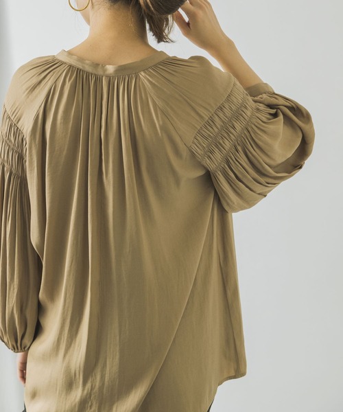 URBAN RESEARCH（アーバンリサーチ）の「プリーツスリーブブラウス（Tシャツ/カットソー・レディース・チャコールグレー/ベージュ/ブルー・FREE）」の13枚目の写真