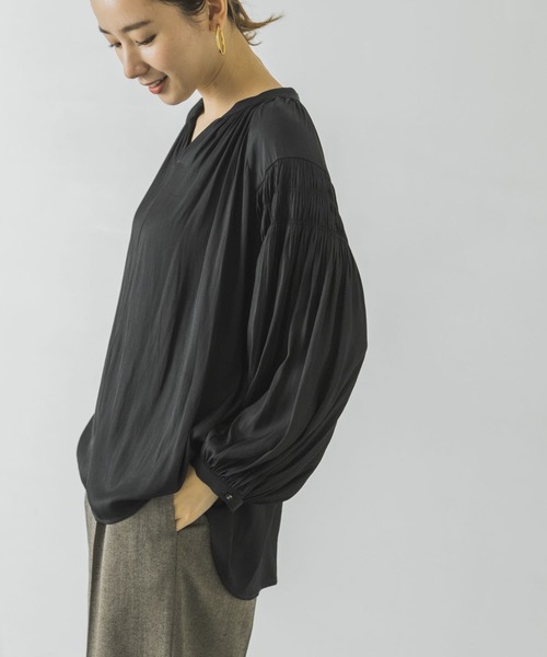 URBAN RESEARCH（アーバンリサーチ）の「プリーツスリーブブラウス（Tシャツ/カットソー・レディース・チャコールグレー/ベージュ/ブルー・FREE）」の22枚目の写真