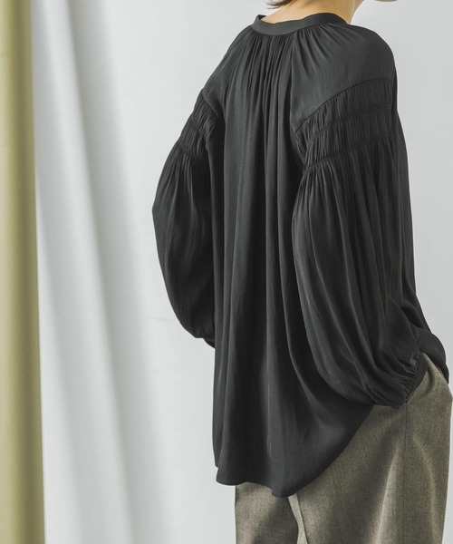 URBAN RESEARCH（アーバンリサーチ）の「プリーツスリーブブラウス（Tシャツ/カットソー・レディース・チャコールグレー/ベージュ/ブルー・FREE）」の18枚目の写真